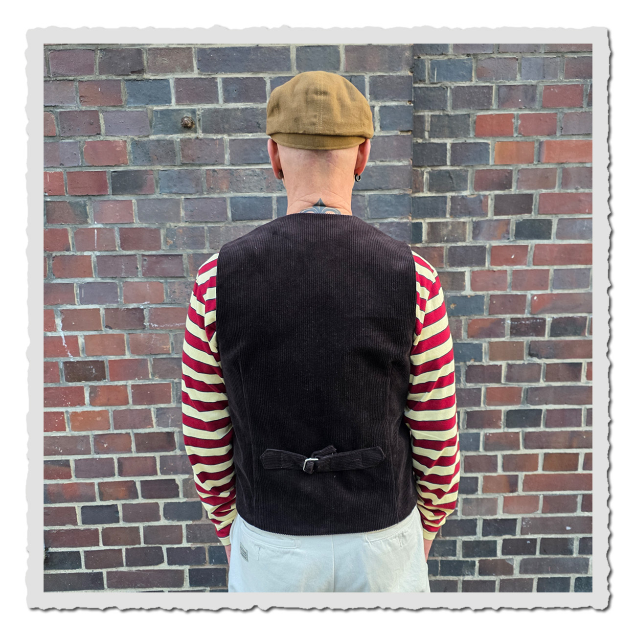 Rückenansicht der Retronia Cordweste Erwin – schwarze Vintage-Weste aus Baumwollcord